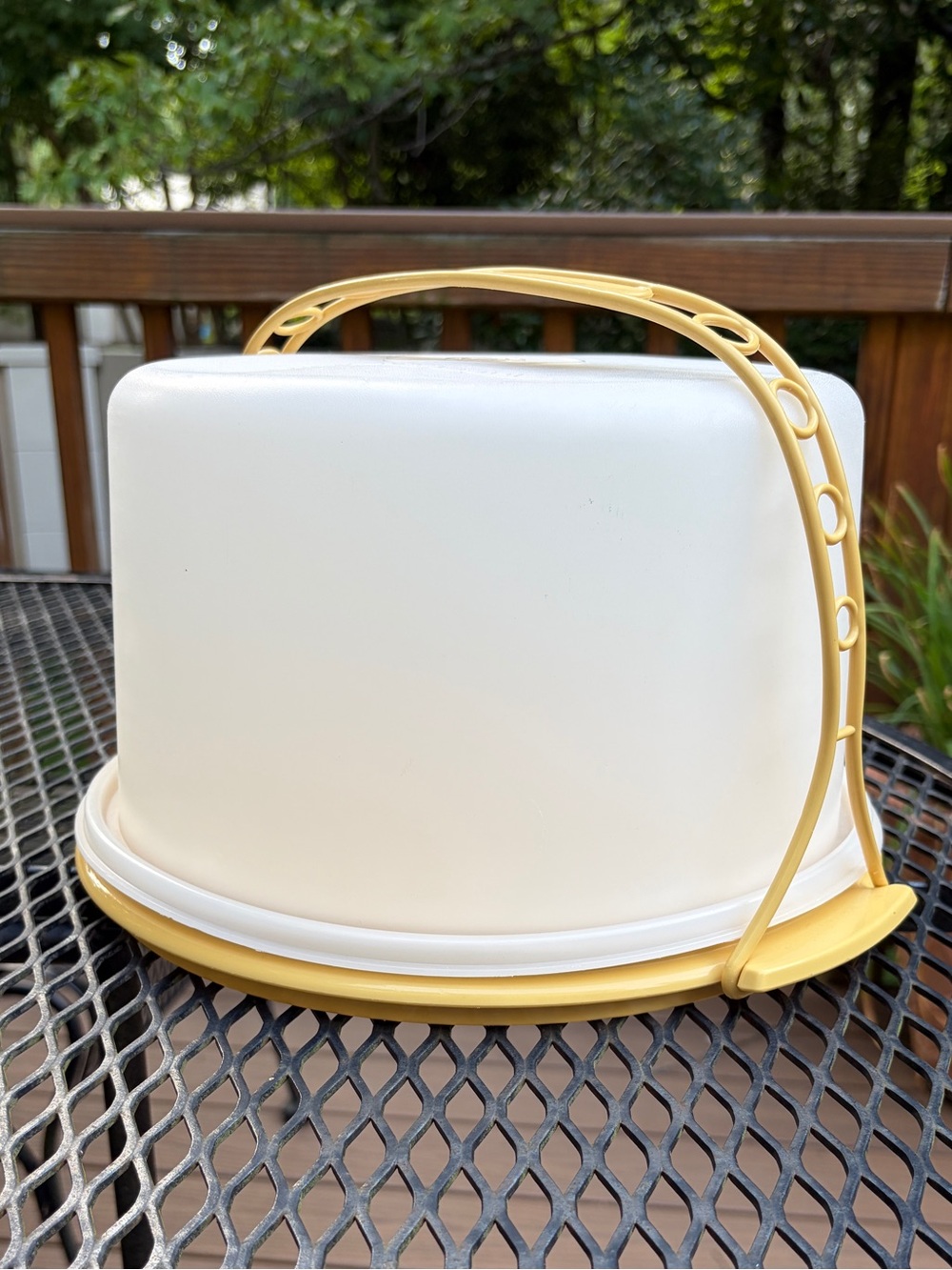 VTG Tupperware Harvest Gold Cake Taker Carrier 684-7 Complete Handle No Cracks